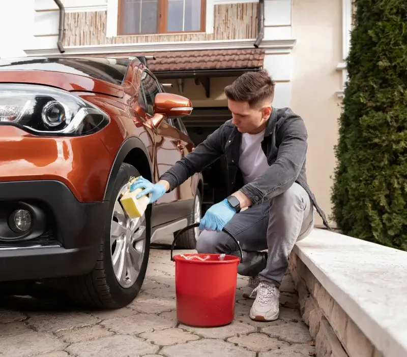 Lavage auto à domicile Terres de Bord : professionnel intervenant sur un véhicule
